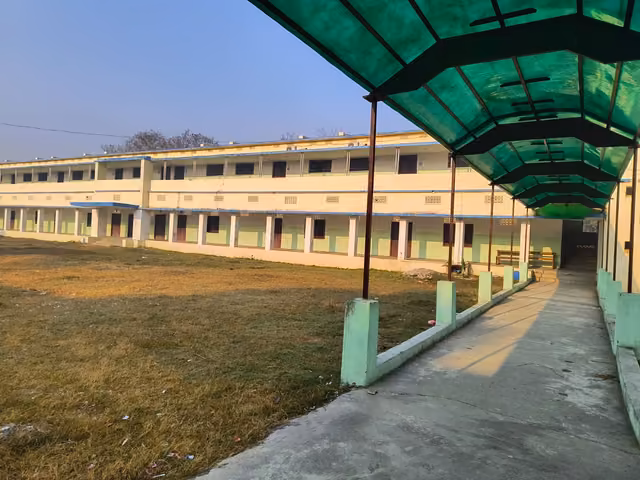 A green roofed walkway running the length of the classroom block